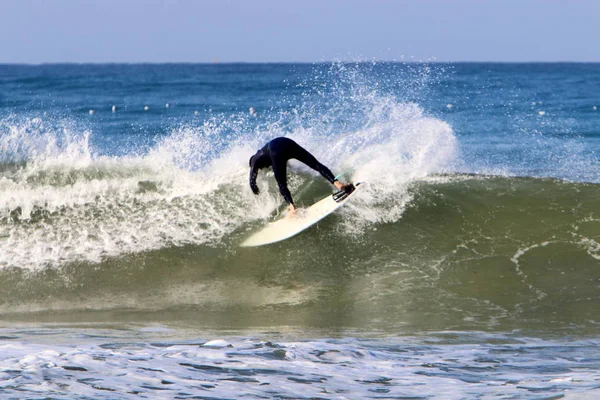 Surfing Mengendarai Gelombang Mediterania Pada Papan Cahaya Khusus — Stok Foto