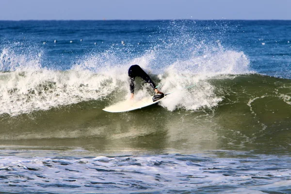 Surf Cavalgando Ondas Mediterrâneo Placas Luz Especiais — Fotografia de Stock