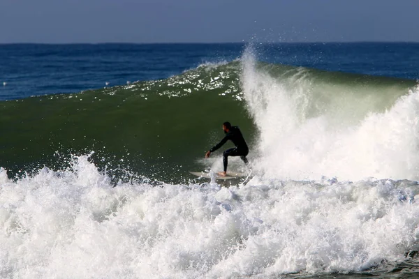 Surfer Chevaucher Les Vagues Méditerranée Sur Des Panneaux Lumineux Spéciaux — Photo