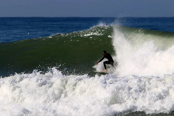 Sörf - özel ışık kurullarında Akdeniz dalgaları sürme 