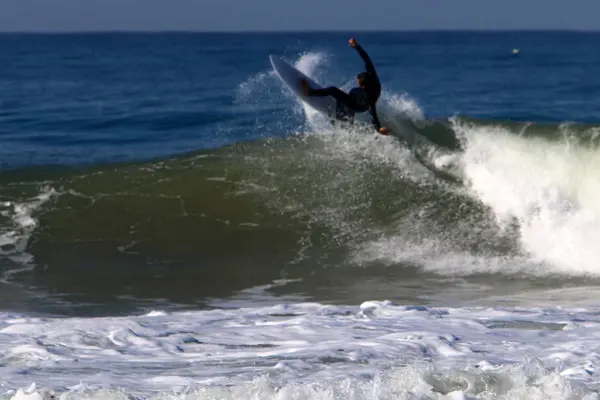 Sörf - özel ışık kurullarında Akdeniz dalgaları sürme 