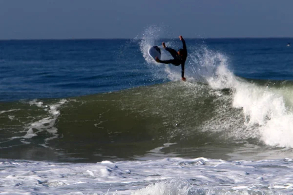 Sörf - özel ışık kurullarında Akdeniz dalgaları sürme 