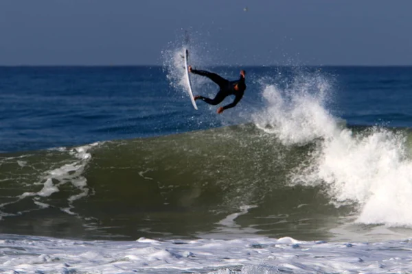 Surf Cavalcando Onde Nel Mediterraneo Speciali Lavagne Luminose — Foto Stock