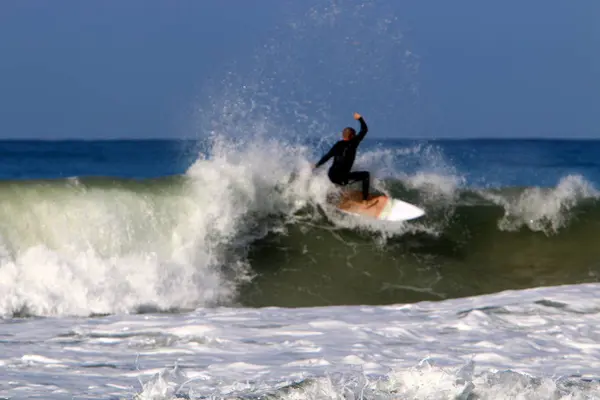 Sörf - özel ışık kurullarında Akdeniz dalgaları sürme 