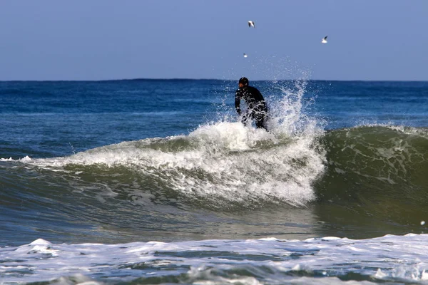 Surfování Jízda Vlnách Středozemním Moři Speciální Lehké Desky — Stock fotografie
