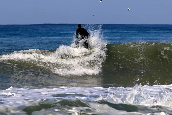 Surf Cavalcando Onde Nel Mediterraneo Speciali Lavagne Luminose — Foto Stock