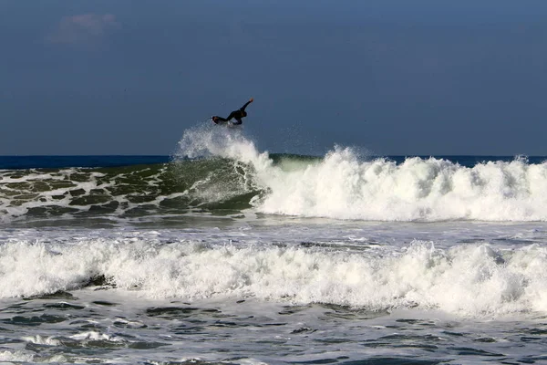 Surfing Jazda Fale Basenie Morza Śródziemnego Specjalnych Tablicach Światła — Zdjęcie stockowe