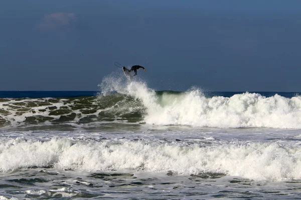 Surf Cavalgando Ondas Mediterrâneo Placas Luz Especiais — Fotografia de Stock