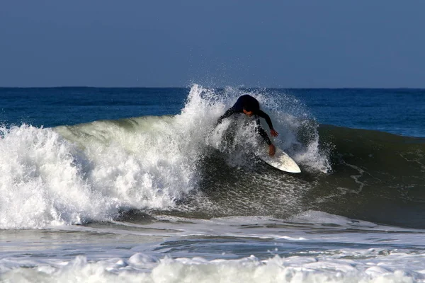 Surf Cavalcando Onde Nel Mediterraneo Speciali Lavagne Luminose — Foto Stock