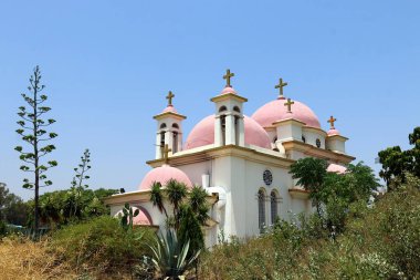 Tapınak Gölü Kinneret Kuzey İsrail'in kıyısında kırmızı kubbe ile 