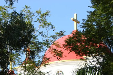 Tapınak Gölü Kinneret Kuzey İsrail'in kıyısında kırmızı kubbe ile 