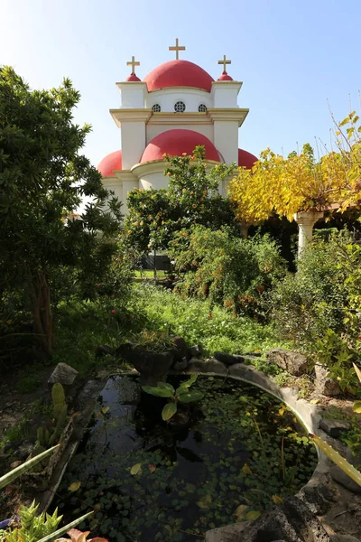 Храм Красными Куполами Берегу Озера Киннерет Севере Израиля — стоковое фото