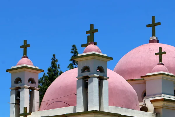 Ναό Τους Κόκκινους Τρούλους Στις Όχθες Της Λίμνης Kinneret Στο — Φωτογραφία Αρχείου