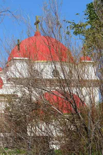 Templo Com Cúpulas Vermelhas Nas Margens Lago Kinneret Norte Israel — Fotografia de Stock