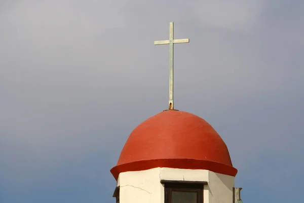 Tapınak Gölü Kinneret Kuzey Srail Kıyısında Kırmızı Kubbe Ile — Stok fotoğraf