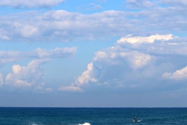 Gökyüzünün rengi ve türünü gün, sezon ve ana hava zaman bağlıdır. 
