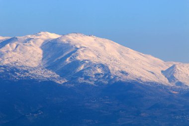 Mount Hermon İsrail ve kış sporları nerede pratik yapabilirsiniz tek yer en yüksek dağıdır. 