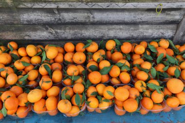 taze meyve ve çilek pazarda satılmaktadır 