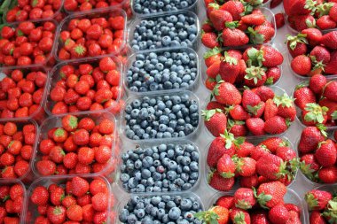 taze meyve ve çilek pazarda satılmaktadır 