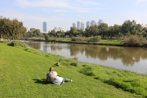 Tel Aviv'de Yarkon Nehri boyunca şehir parkı. 