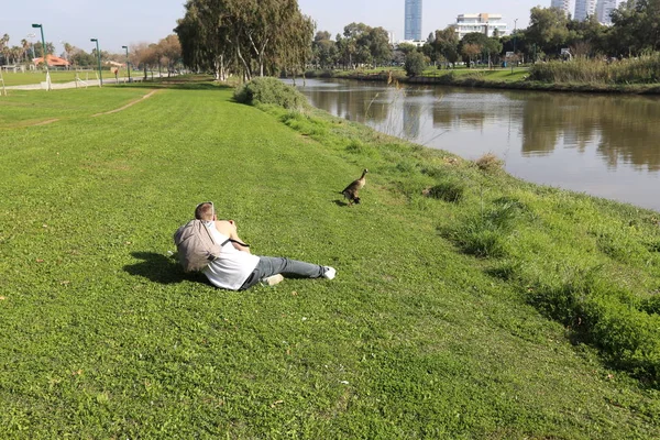 Tel Aviv'de Yarkon Nehri boyunca şehir parkı. 