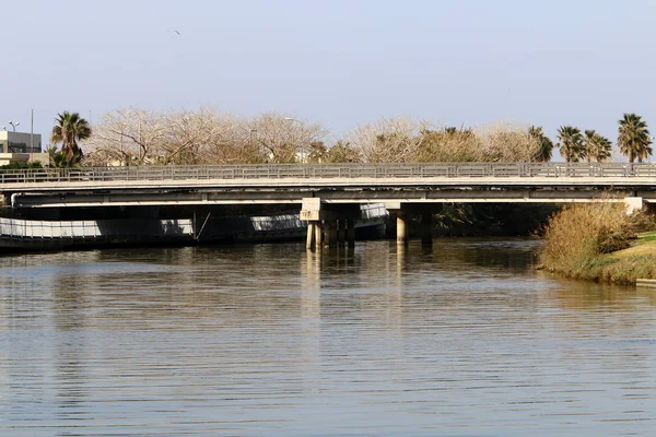 Tel Aviv'de Yarkon Nehri boyunca şehir parkı. 