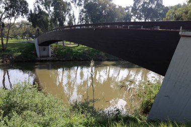 Köprü - bir engel dikilmiş bir yapay yapısı 