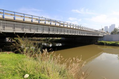 Köprü - bir engel dikilmiş bir yapay yapısı 