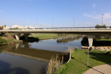 Köprü - bir engel dikilmiş bir yapay yapısı 