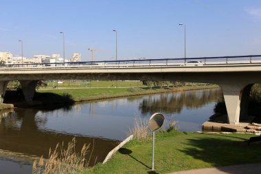 Köprü - bir engel dikilmiş bir yapay yapısı 