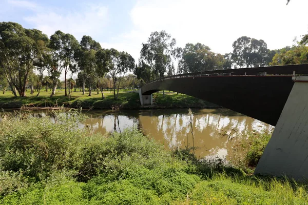 Brücke Eine Künstliche Konstruktion Die Über Einem Hindernis Errichtet Wurde — Stockfoto