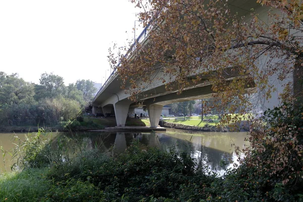 Brücke Eine Künstliche Konstruktion Die Über Einem Hindernis Errichtet Wurde — Stockfoto