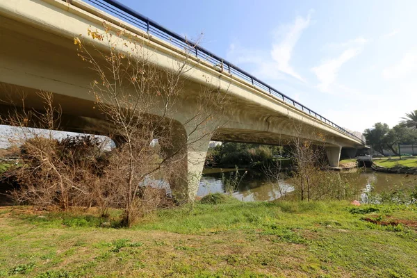 Brücke Eine Künstliche Konstruktion Die Über Einem Hindernis Errichtet Wurde — Stockfoto