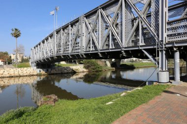 Köprü - bir engel dikilmiş bir yapay yapısı 