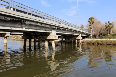Köprü - bir engel dikilmiş bir yapay yapısı 