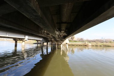 Köprü - bir engel dikilmiş bir yapay yapısı 
