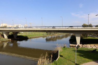 Köprü - bir engel dikilmiş bir yapay yapısı 