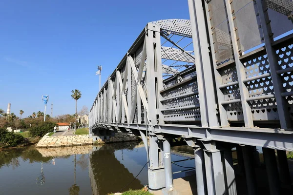 Köprü - bir engel dikilmiş bir yapay yapısı 