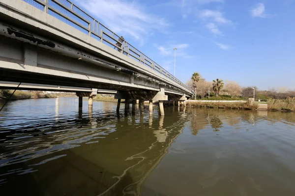 Brücke Eine Künstliche Konstruktion Die Über Einem Hindernis Errichtet Wurde — Stockfoto