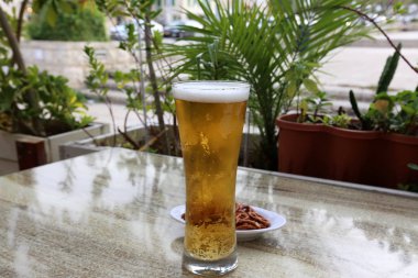 bir restoranda bir bardak soğuk bira tablo 