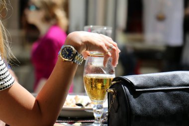 bir restoranda bir bardak soğuk bira tablo 