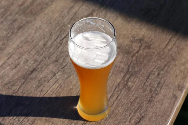 Einem Restaurant Auf Dem Tisch Einem Glas Kaltes Bier — Stockfoto