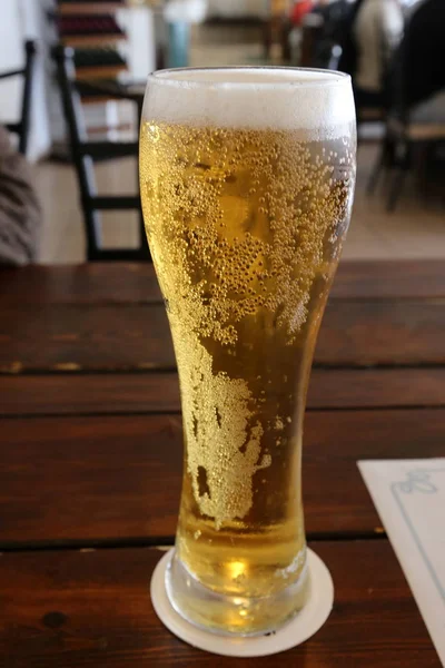 Een Restaurant Tafel Een Glas Koud Bier — Stockfoto