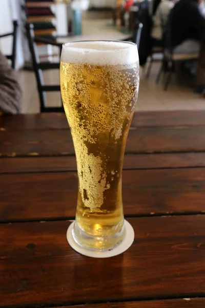 Bir Restoranda Bir Bardak Soğuk Bira Tablo — Stok fotoğraf