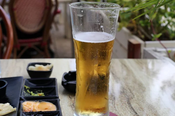 Einem Restaurant Auf Dem Tisch Einem Glas Kaltes Bier — Stockfoto