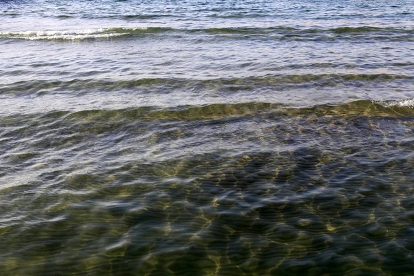 浅水近海的水的颜色和反射 — 图库照片