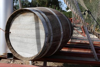 Varil - taşıma ve sıvı maddelerin depolamak için tasarlanmış bir silindirik kap. 