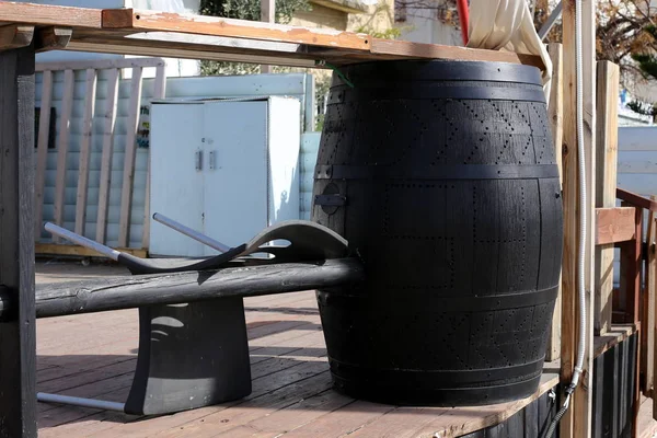 Varil - taşıma ve sıvı maddelerin depolamak için tasarlanmış bir silindirik kap. 