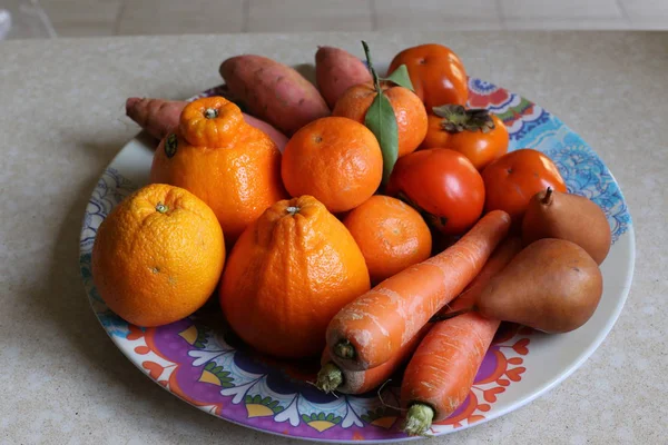 新鮮な果物や野菜を市場で販売します — ストック写真