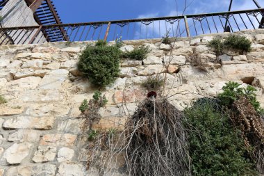 Eski bir kale kale duvarı yapılmış taş ve beton  